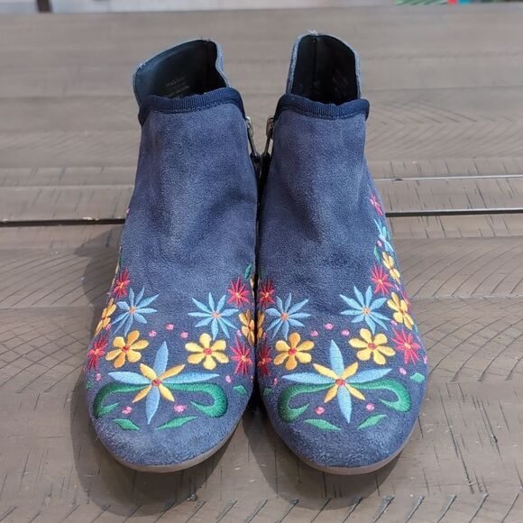 Bernardo Francine Blue Suede Floral Embroidered Booties Size 8.5 - Picture 4 of 11